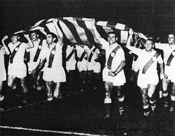 I giocatori del Napoli festeggiano la promozione del 1964/65