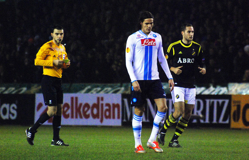 Edinson Cavani e Niklas Backman durante AIK–Napoli, 22 novembre 2012