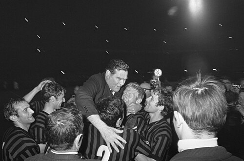 Nereo Rocco festeggiato dai calciatori del Milan nel 1968