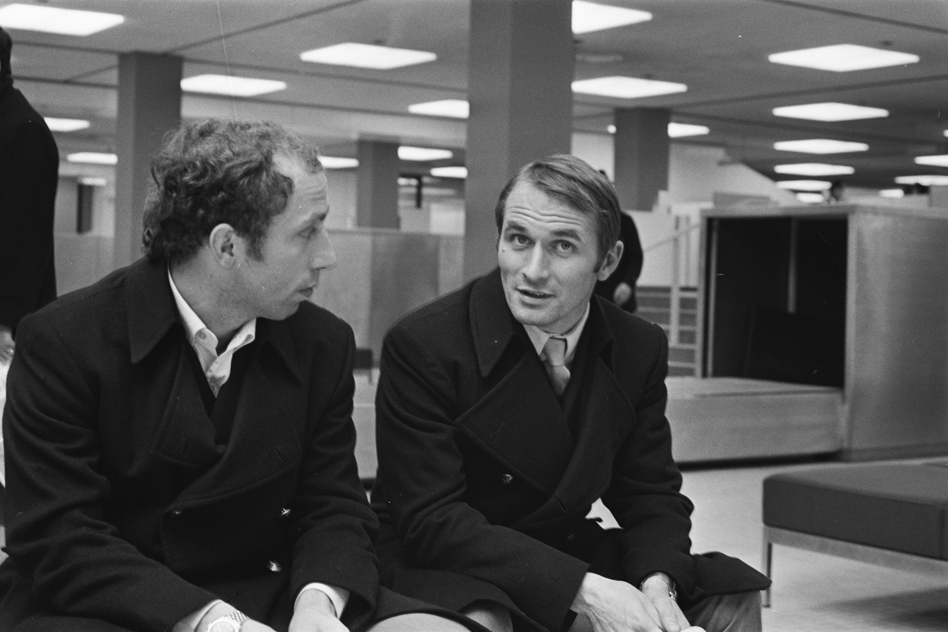 Ottavio Bianchi e Kurt Hamrin (a destra) a Schiphol, 19 gennaio 1970. Bianchi era allora calciatore del Napoli.