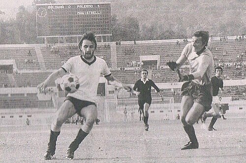Sergio Buso in porta per il Bologna, contro Sergio Magistrelli del Palermo